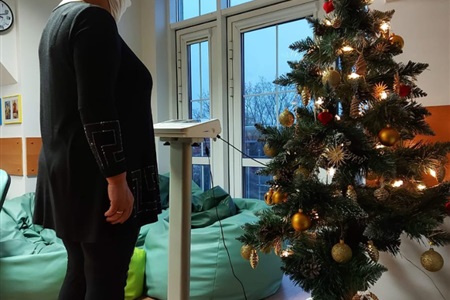 kobieta stoi na wadze