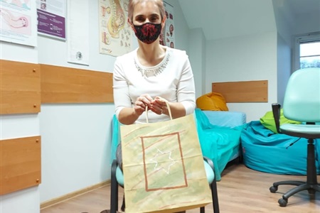 kobieta trzymając torbę siedzi na krześle