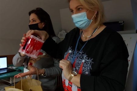 kobieta trzyma świeczkę w kształcie choinki