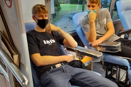 wnętrze autobusu do pobierania krwi, na fotelach siedzi dwóch uczniów