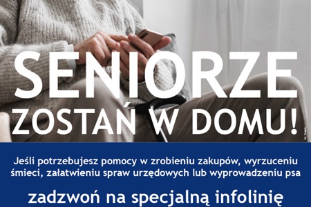 uśmiechnięty mężczyzna w starszym wieku siedzi w fotelu i pisze na telefonie komórkowym, 