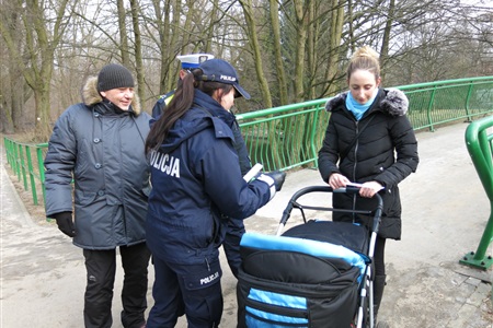 Policjanci rozdali odblaski - widoczny wózek!