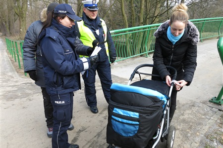 Policjanci rozdali odblaski - widoczny wózek!