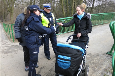Policjanci rozdali odblaski - widoczny wózek!