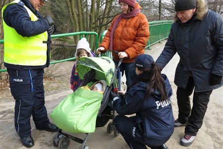 Policjanci rozdali odblaski - widoczny wózek!