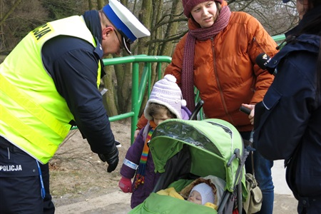 Policjanci rozdali odblaski - widoczny wózek!
