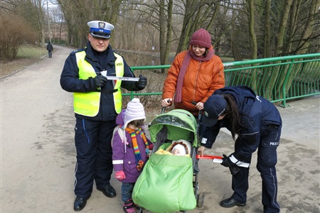 Policjanci rozdali odblaski - widoczny wózek!