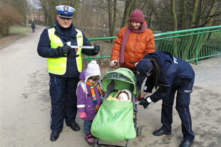 Policjanci rozdali odblaski - widoczny wózek!