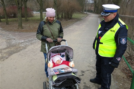 Policjanci rozdali odblaski - widoczny wózek!