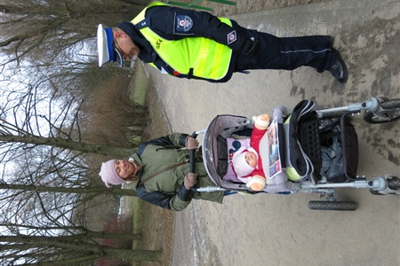 Policjanci rozdali odblaski - widoczny wózek!