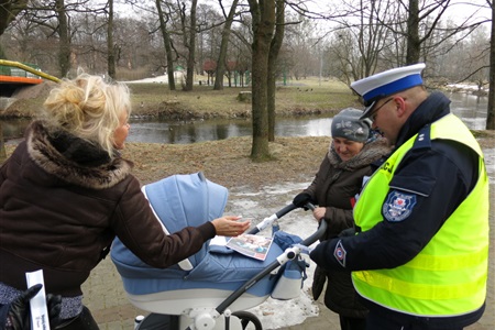 Policjanci rozdali odblaski - widoczny wózek!