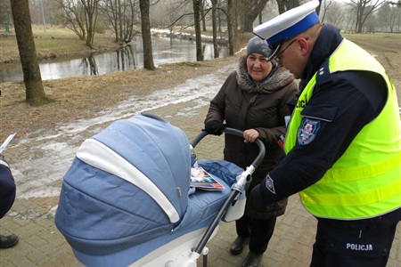 Policjanci rozdali odblaski - widoczny wózek!