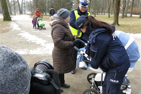 Policjanci rozdali odblaski - widoczny wózek!
