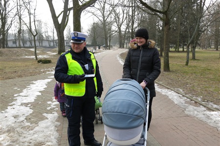 Policjanci rozdali odblaski - widoczny wózek!