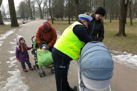 Policjanci rozdali odblaski - widoczny wózek!