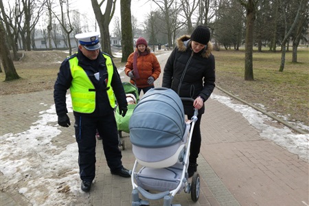 Policjanci rozdali odblaski - widoczny wózek!