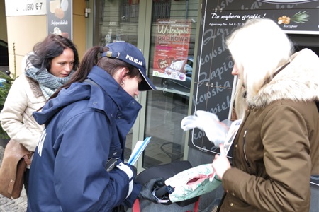 Policjanci rozdali odblaski - widoczny wózek!