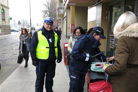 Policjanci rozdali odblaski - widoczny wózek!