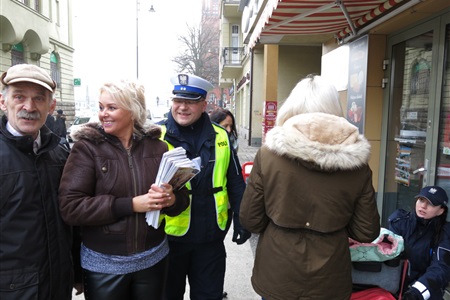 Policjanci rozdali odblaski - widoczny wózek!