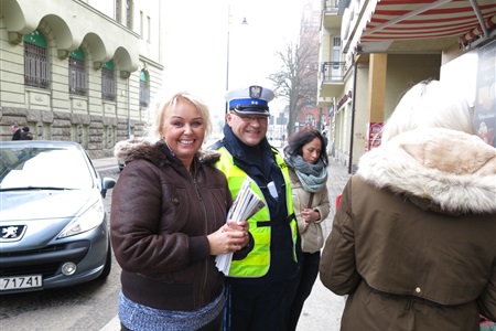 Policjanci rozdali odblaski - widoczny wózek!