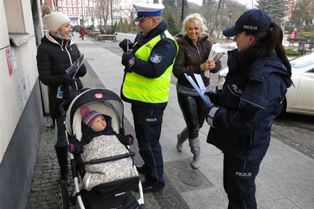 Policjanci rozdali odblaski - widoczny wózek!