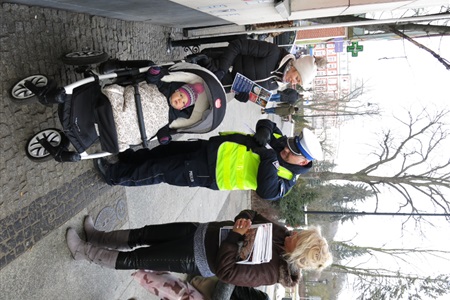 Policjanci rozdali odblaski - widoczny wózek!
