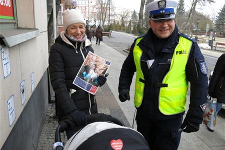 Policjanci rozdali odblaski - widoczny wózek!