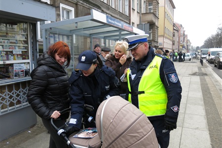 Policjanci rozdali odblaski - widoczny wózek!