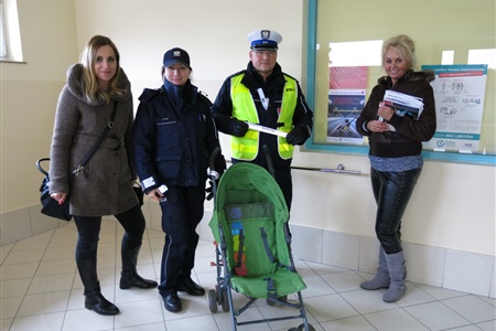 Policjanci rozdali odblaski - widoczny wózek!