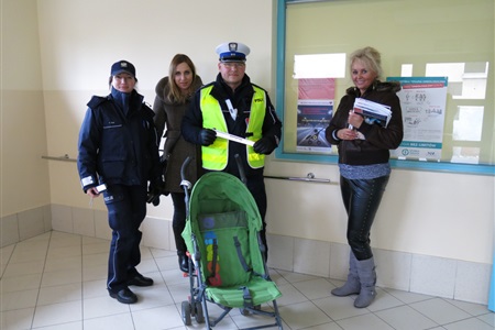 Policjanci rozdali odblaski - widoczny wózek!