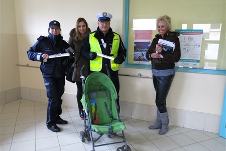 Policjanci rozdali odblaski - widoczny wózek!