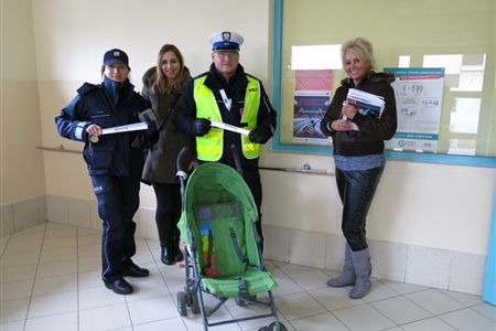 Policjanci rozdali odblaski - widoczny wózek!