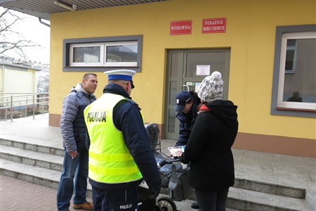 Policjanci rozdali odblaski - widoczny wózek!