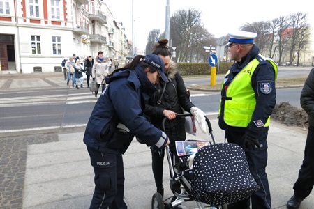 Policjanci rozdali odblaski - widoczny wózek!