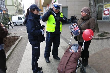 Policjanci rozdali odblaski - widoczny wózek!