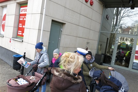 Policjanci rozdali odblaski - widoczny wózek!