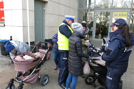 Policjanci rozdali odblaski - widoczny wózek!