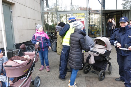 Policjanci rozdali odblaski - widoczny wózek!