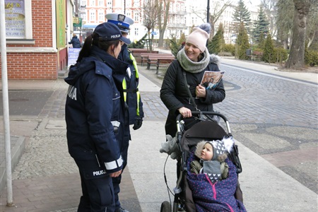 Policjanci rozdali odblaski - widoczny wózek!