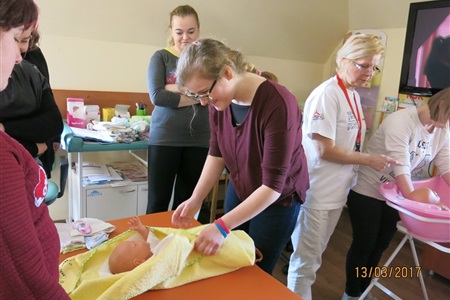 Uczennice Specjalnego Ośrodka Szkolno - Wychowawczego z Damnicy w Szkole Rodzenia_2017_03_15