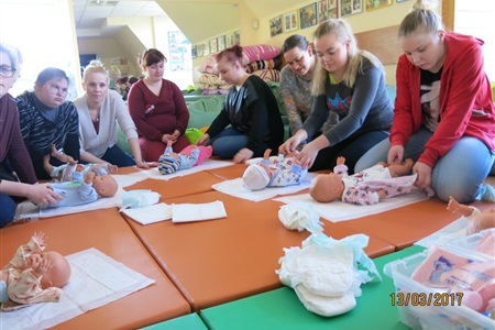 Uczennice Specjalnego Ośrodka Szkolno - Wychowawczego z Damnicy w Szkole Rodzenia_2017_03_15